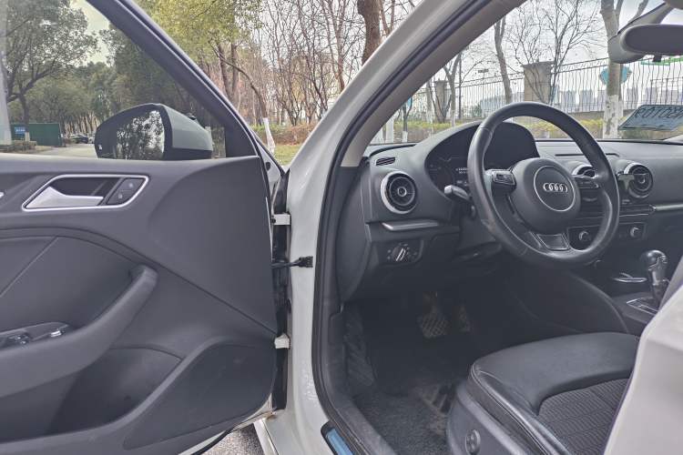 Used Audi A3 2014 Limousine 40 TFSI S line Comfort Model Interior 6