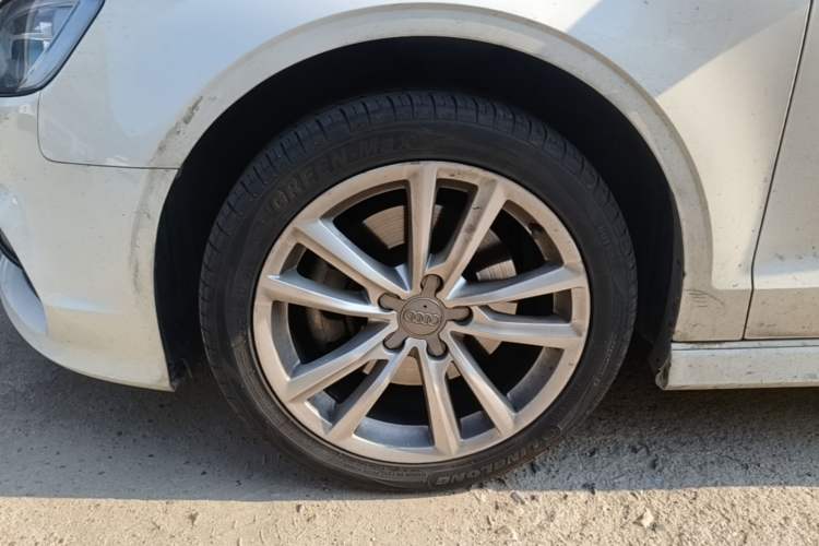 Used Audi A3 2014 Limousine 40 TFSI S line Comfort Model Left Front Wheel Hub