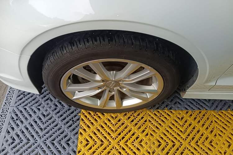 Used Audi A3 2014 Limousine 40 TFSI S line Comfort Model Left Front Wheel Hub