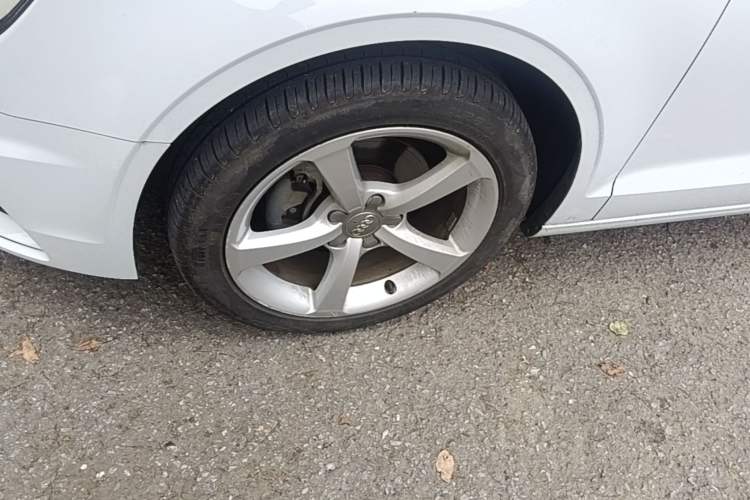 Used Audi A3 2014 Limousine 35 TFSI Automatic Comfort Model Left Front Wheel Hub