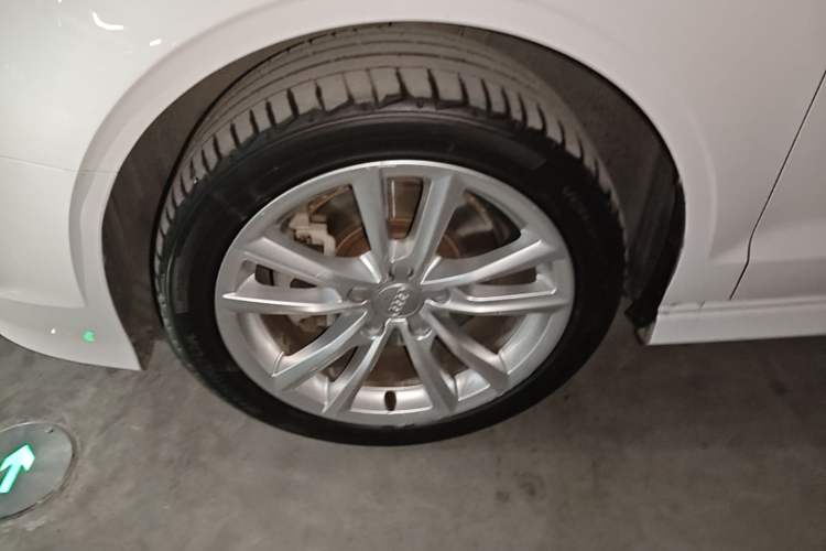 Used Audi A3 2014 Limousine 40 TFSI S line Comfort Model Left Front Wheel Hub