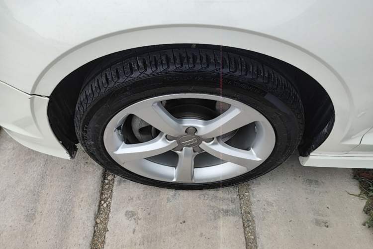 Used Audi A3 2014 Limousine 40 TFSI S line Comfort Model Left Front Wheel Hub