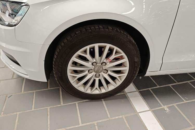 Used Audi A3 2014 Limousine 35 TFSI Automatic Advanced Model Left Front Wheel Hub