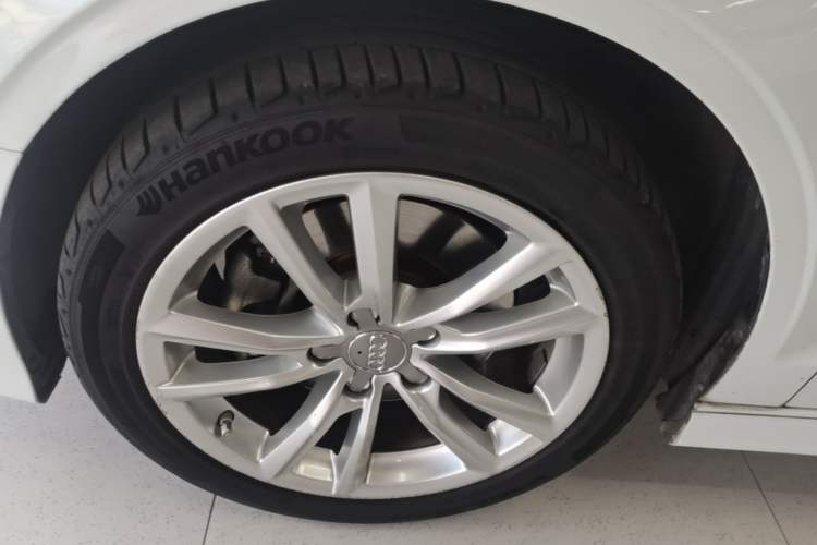 Used Audi A3 2014 Limousine 40 TFSI S line Comfort Model Left Front Wheel Hub