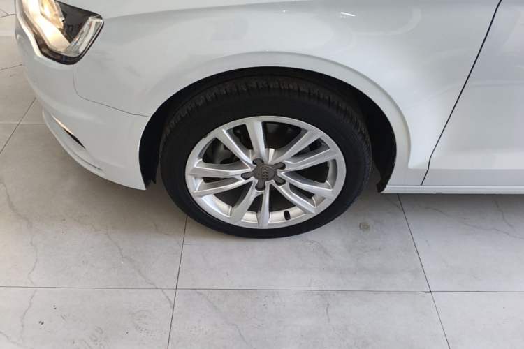 Used Audi A3 2014 Limousine 35 TFSI Automatic Advanced Model Left Front Wheel Hub
