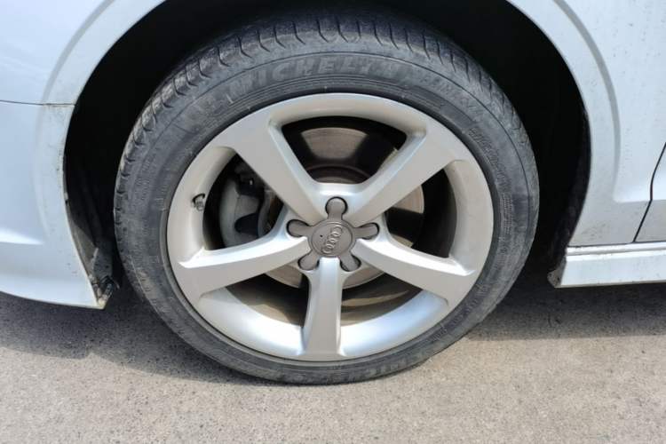 Used Audi A3 2014 Limousine 40 TFSI S line Luxury Model Left Front Wheel Hub