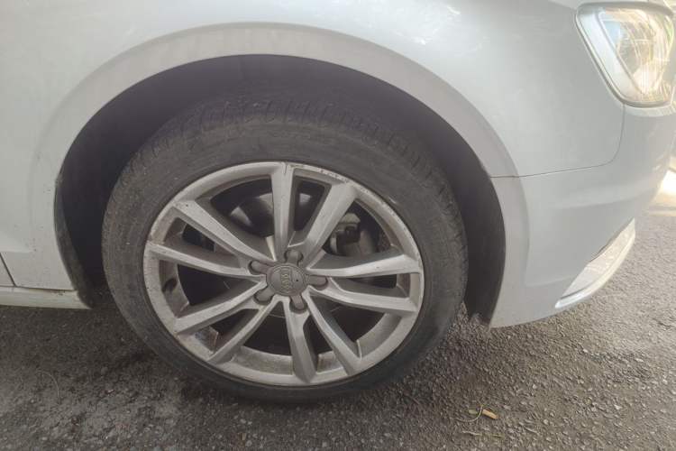 Used Audi A3 2014 Limousine 35 TFSI Automatic Comfort Model Right Front Wheel Hub