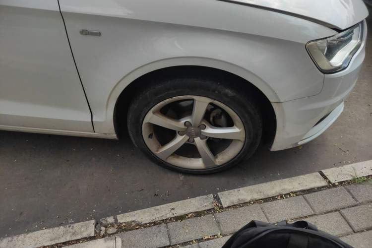 Used Audi A3 2014 Limousine 35 TFSI Automatic Comfort Model Right Front Wheel Hub