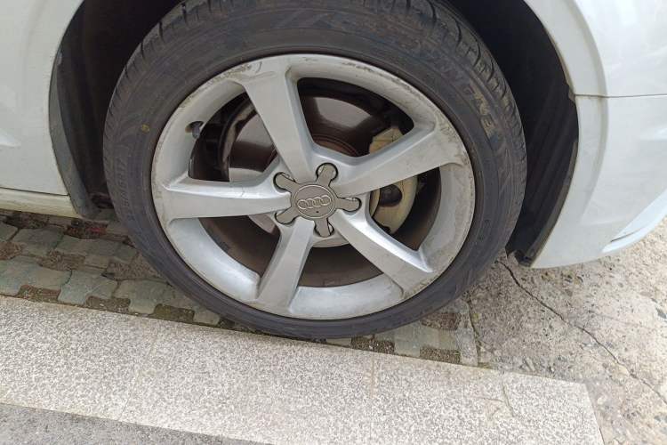 Used Audi A3 2014 Limousine 35 TFSI Automatic Comfort Model Right Front Wheel Hub