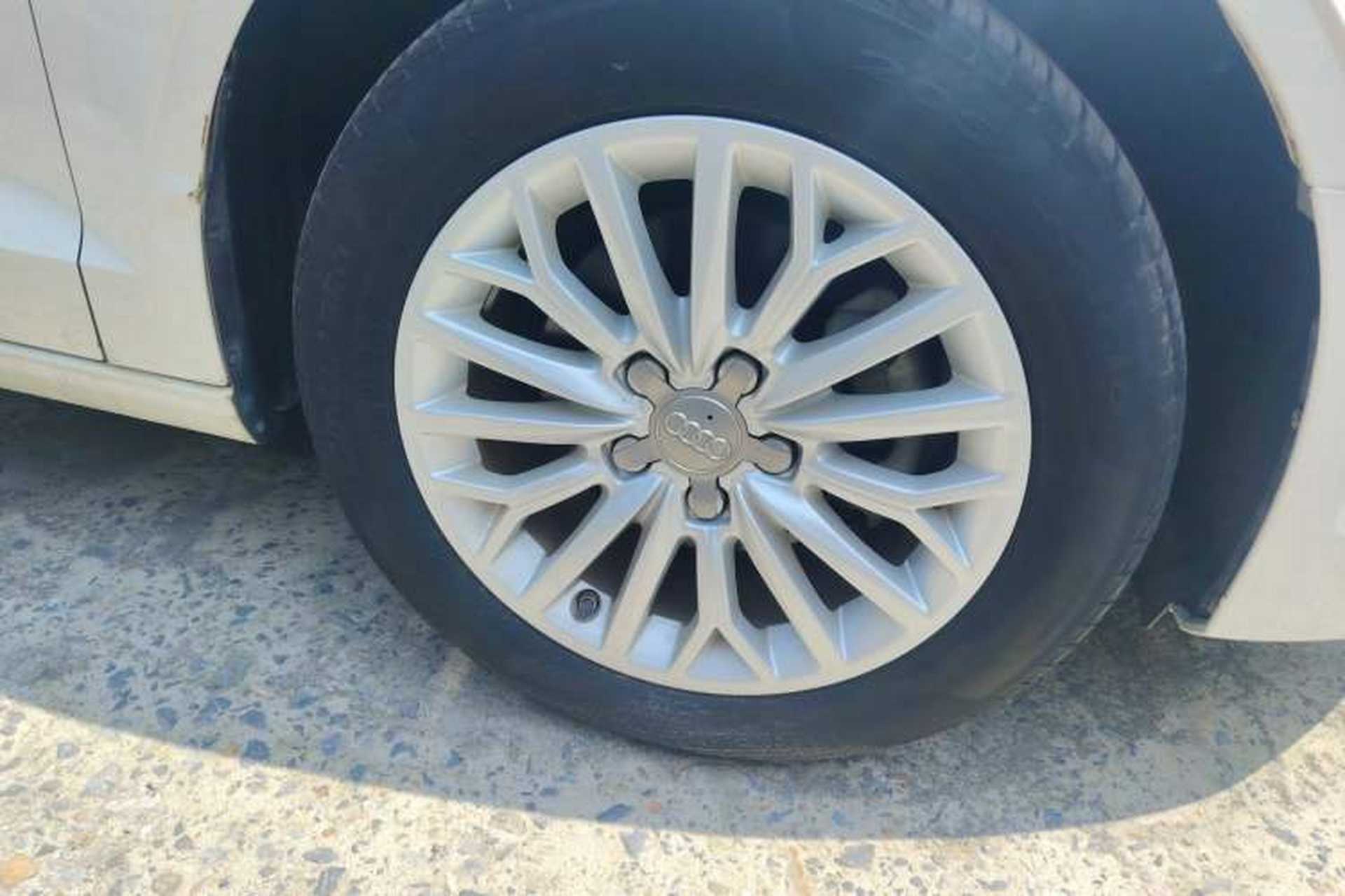 Used Audi A3 2014 Limousine 35 TFSI Automatic Advanced Model Right Front Wheel Hub