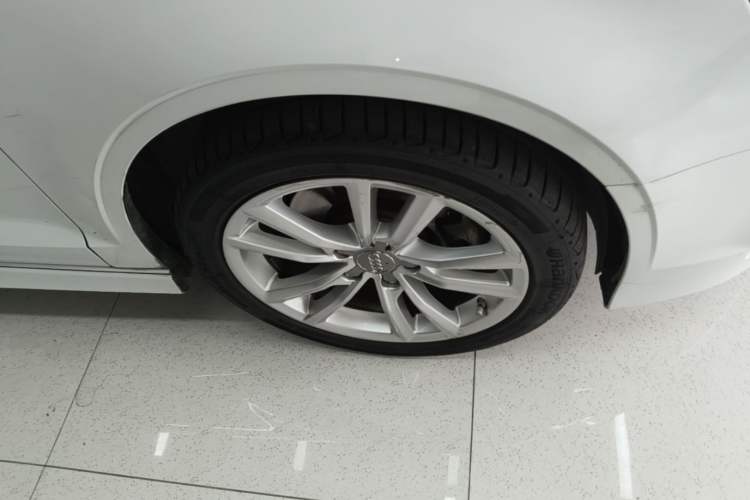 Used Audi A3 2014 Limousine 40 TFSI S line Comfort Model Right Front Wheel Hub