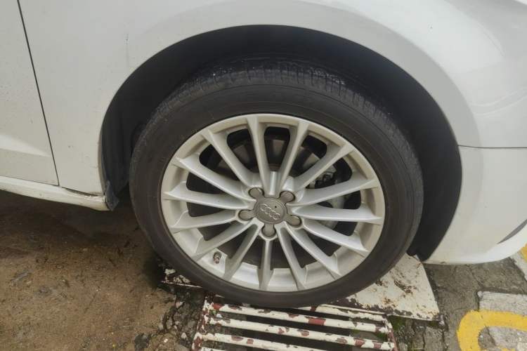 Used Audi A3 2014 Sportback 35 TFSI Automatic Style Edition Right Front Wheel Hub