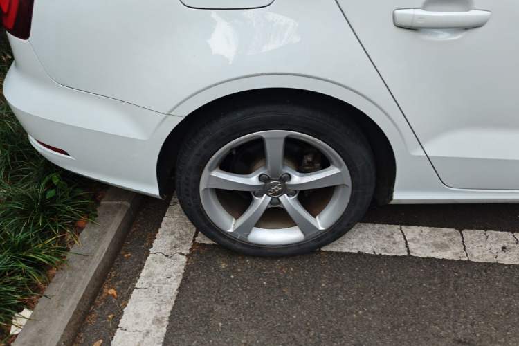 Used Audi A3 2014 Limousine 35 TFSI Automatic Comfort Model Right Front Wheel Hub