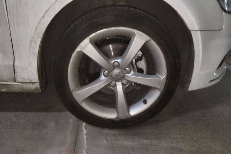 Used Audi A3 2014 Limousine 35 TFSI Automatic Comfort Model Right Front Wheel Hub
