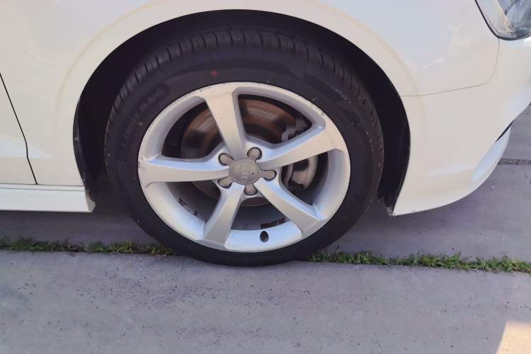 Used Audi A3 2014 Limousine 40 TFSI S line Comfort Model Right Front Wheel Hub