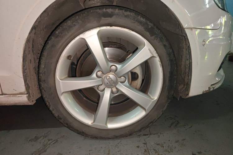 Used Audi A3 2014 Limousine 35 TFSI Automatic Luxury Model Right Front Wheel Hub