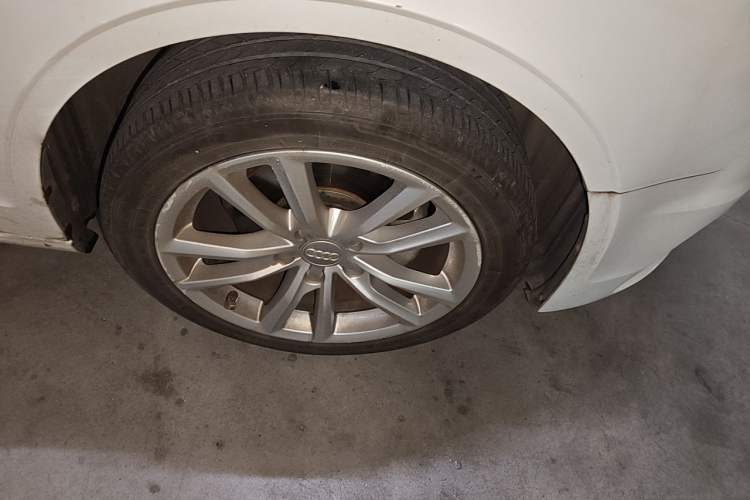 Used Audi A3 2014 Limousine 35 TFSI Automatic Comfort Model Right Front Wheel Hub