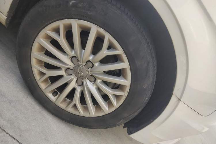 Used Audi A3 2014 Limousine 35 TFSI Automatic Fashion Model Right Front Wheel Hub