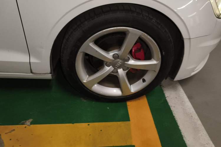 Used Audi A3 2014 Limousine 35 TFSI Automatic Comfort Model Right Front Wheel Hub