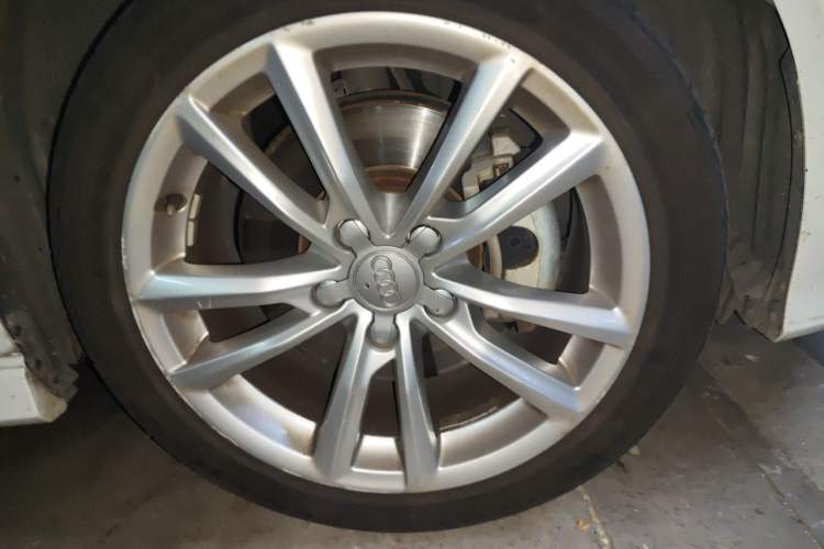 Used Audi A3 2014 Limousine 40 TFSI S line Comfort Model Right Front Wheel Hub