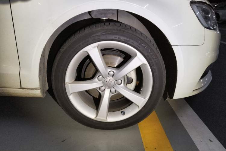 Used Audi A3 2014 Limousine 35 TFSI Automatic Comfort Model Right Front Wheel Hub