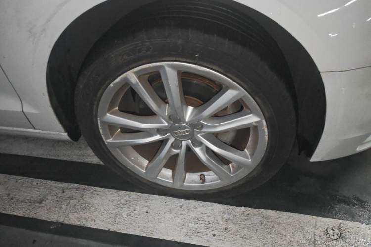 Used Audi A3 2014 Limousine 35 TFSI Automatic Comfort Model Right Front Wheel Hub