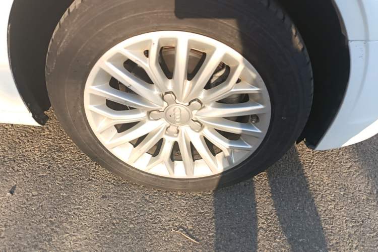 Used Audi A3 2014 Limousine 35 TFSI Automatic Advanced Model Right Front Wheel Hub