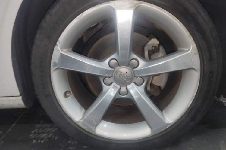 Used Audi A3 2014 Limousine 35 TFSI Automatic Comfort Model Right Front Wheel Hub