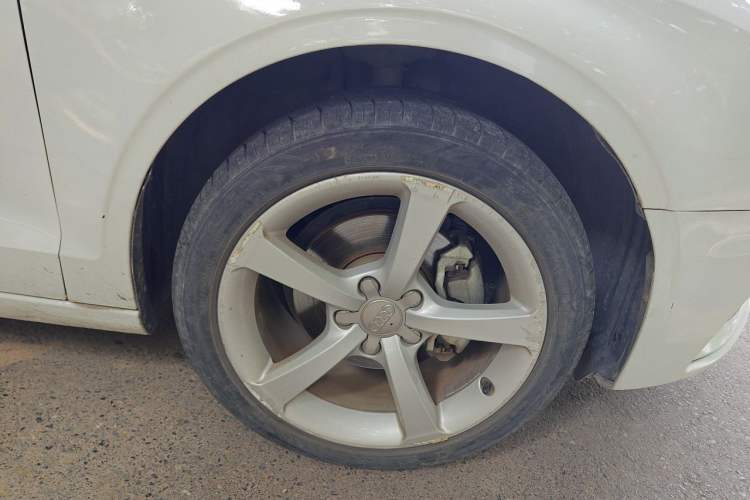 Used Audi A3 2014 Limousine 35 TFSI Automatic Comfort Model Right Front Wheel Hub