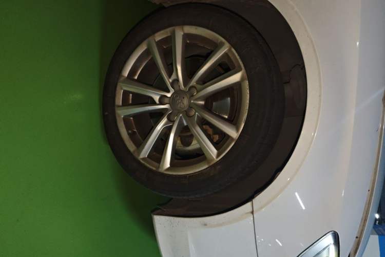 Used Audi A3 2014 Limousine 40 TFSI S line Comfort Model Right Front Wheel Hub