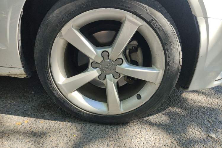 Used Audi A3 2014 Limousine 35 TFSI Automatic Comfort Model Right Front Wheel Hub