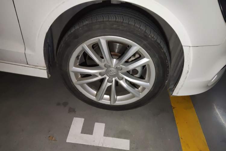Used Audi A3 2014 Limousine 40 TFSI S line Comfort Model Right Front Wheel Hub
