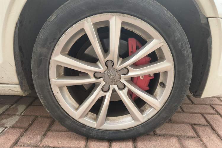 Used Audi A3 2014 Limousine 35 TFSI Automatic Comfort Model Right Front Wheel Hub