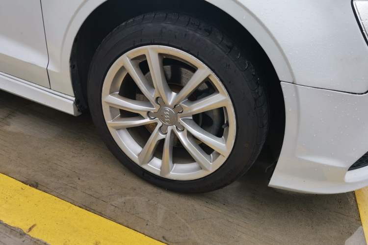 Used Audi A3 2014 Limousine 40 TFSI S line Comfort Model Right Front Wheel Hub