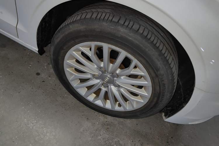 Used Audi A3 2014 Limousine 35 TFSI Automatic Fashion Model Right Front Wheel Hub
