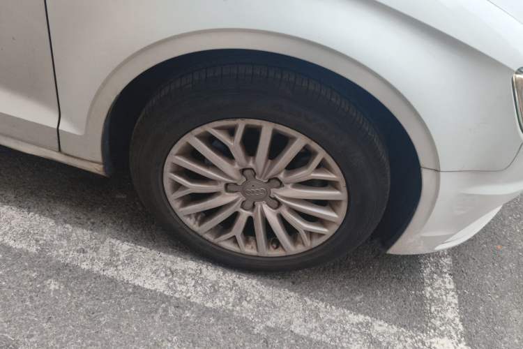 Used Audi A3 2014 Limousine 35 TFSI Automatic Advanced Model Right Front Wheel Hub