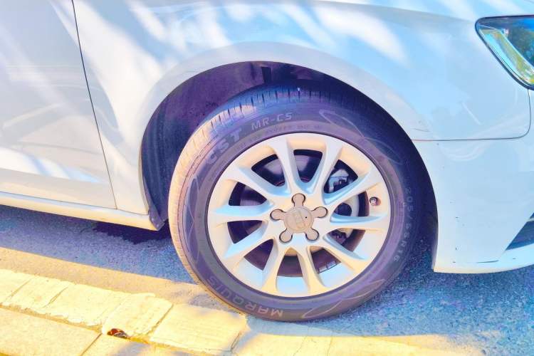 Used Audi A3 2014 Limousine 35 TFSI Automatic Fashion Model Right Front Wheel Hub