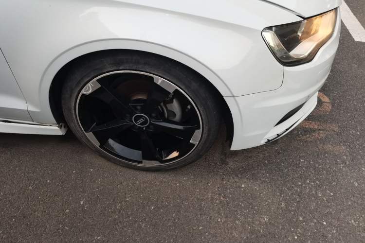 Used Audi A3 2014 Limousine 35 TFSI Automatic Fashion Model Right Front Wheel Hub