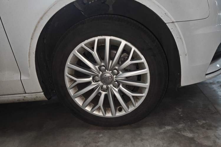 Used Audi A3 2014 Limousine 35 TFSI Automatic Fashion Model Right Front Wheel Hub
