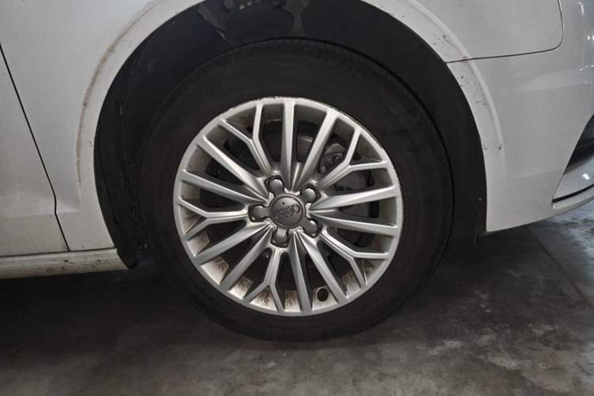 Used Audi A3 2014 Limousine 35 TFSI Automatic Fashion Model Right Front Wheel Hub