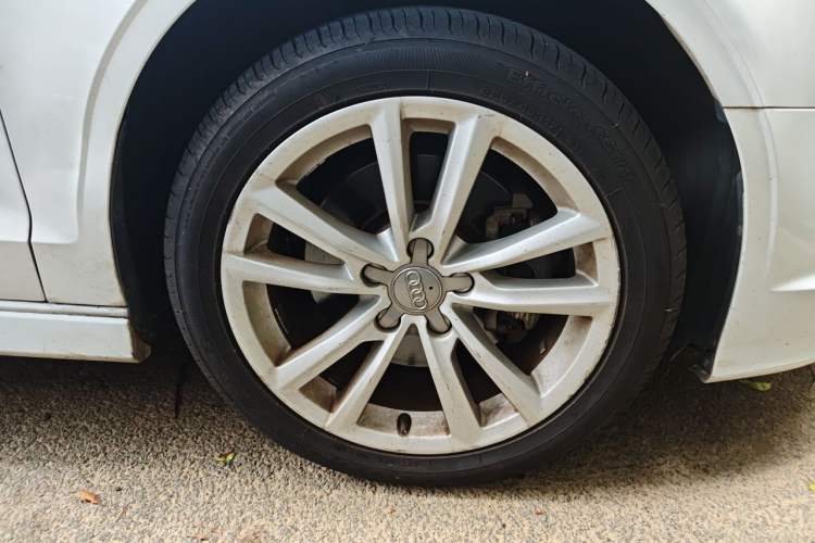 Used Audi A3 2014 Limousine 40 TFSI S line Comfort Model Right Front Wheel Hub