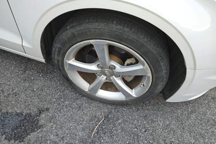 Used Audi A3 2014 Limousine 35 TFSI Automatic Comfort Model Right Front Wheel Hub