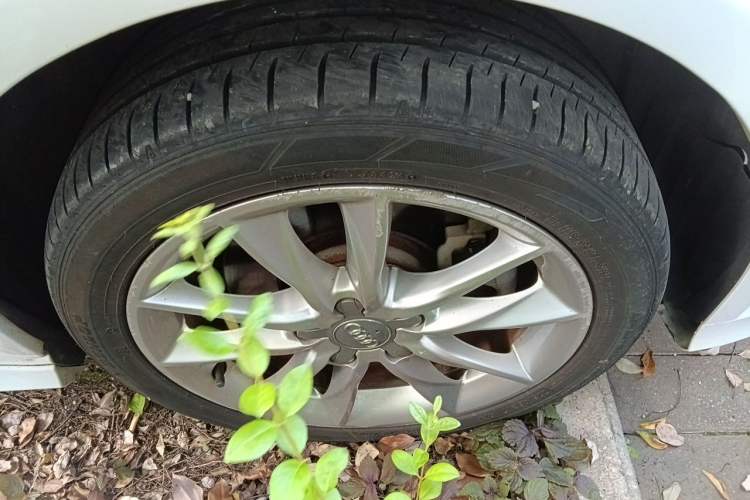 Used Audi A3 2014 Sportback 40 TFSI S line Luxury Model Right Front Wheel Hub