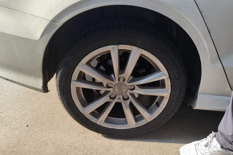 Used Audi A3 2014 Limousine 40 TFSI S line Comfort Model Right Rear Wheel Hub