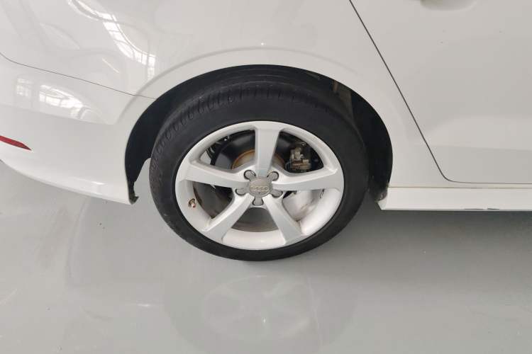 Used Audi A3 2014 Limousine 40 TFSI S line Luxury Model Right Rear Wheel Hub