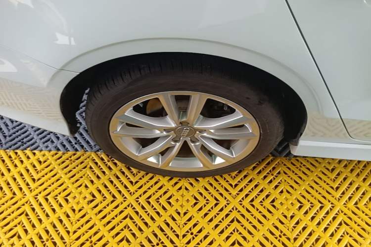 Used Audi A3 2014 Limousine 40 TFSI S line Comfort Model Right Rear Wheel Hub