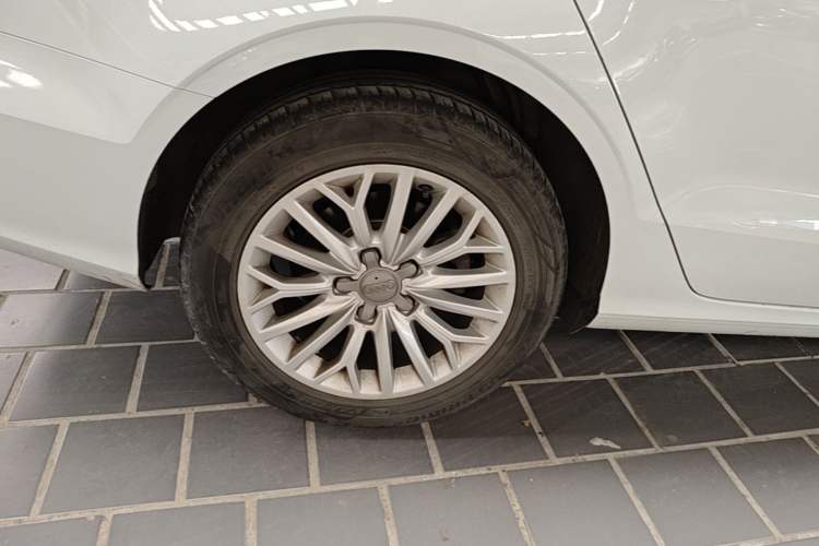 Used Audi A3 2014 Limousine 35 TFSI Automatic Advanced Model Right Rear Wheel Hub