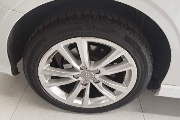 Used Audi A3 2014 Limousine 40 TFSI S line Comfort Model Right Rear Wheel Hub