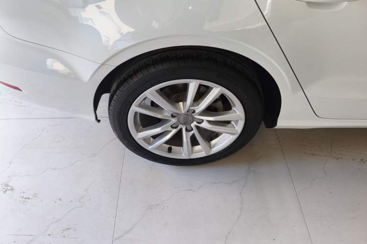 Used Audi A3 2014 Limousine 35 TFSI Automatic Advanced Model Right Rear Wheel Hub