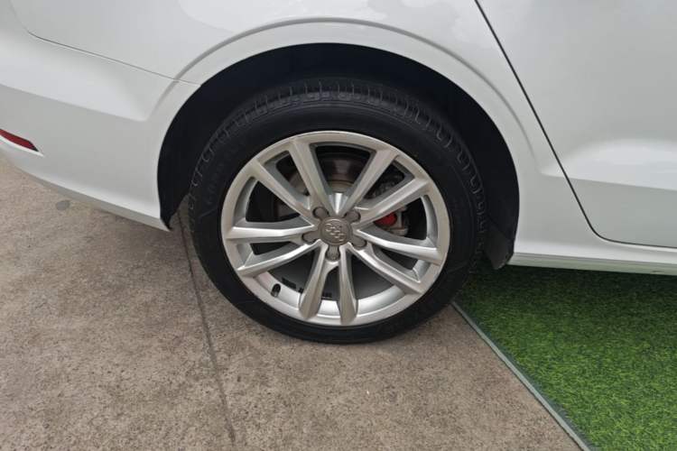 Used Audi A3 2014 Limousine 35 TFSI Automatic Comfort Model Right Rear Wheel Hub